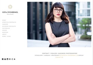 「Portfolioboxウェブサイトビルダーを使用して作成されたサンプルサイトのスクリーンショット。」