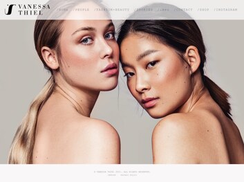 「Portfolioboxウェブサイトビルダーを使用して作成されたサンプルサイトのスクリーンショット。」