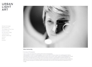 「Portfolioboxウェブサイトビルダーを使用して作成されたサンプルサイトのスクリーンショット。」